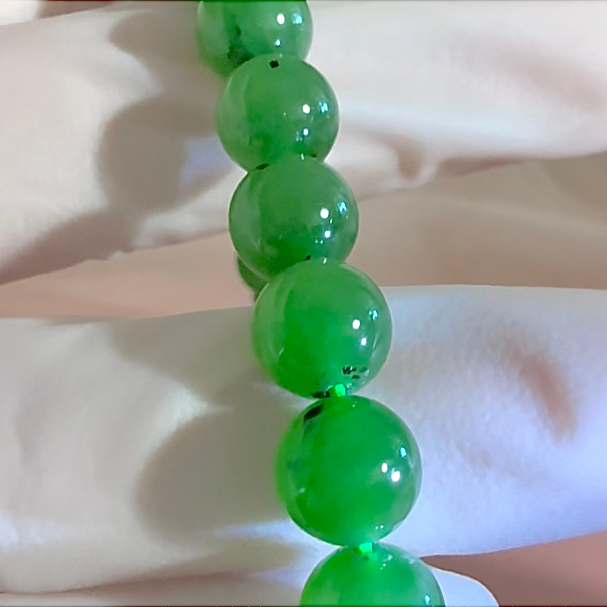 Certified bright Green Siberian genuine nephrite Necklace 17 inches